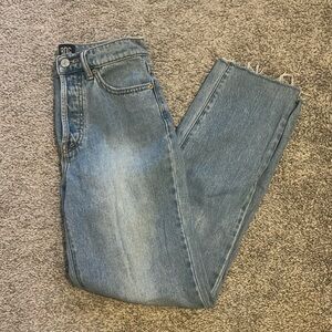 SLIM STRAIGHT JEANS
